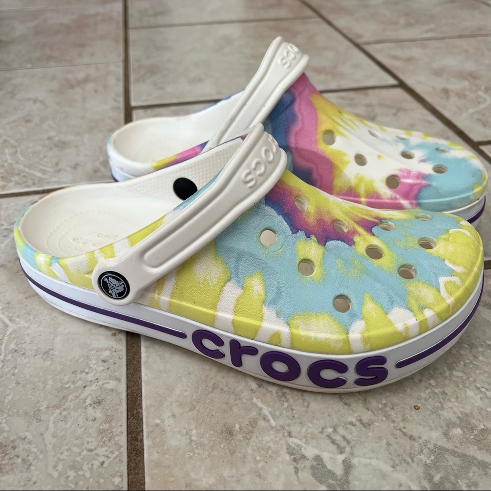 lightly worn TIE DYE CROCS! W8 M6